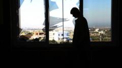 Um homem curdo iraquiano inspeciona os danos após um ataque noturno com mísseis iranianos na cidadecassino sportingbet como jogarIrbil, norte do Iraque,cassino sportingbet como jogar16cassino sportingbet como jogarjaneirocassino sportingbet como jogar2024