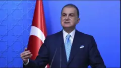 Af hayeenka xisbiga AKP Ömer Çelik ayaa ku dhaleeceeyay shaqada ciidamada cirka Giriiga erayo qalafsan.
