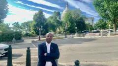Dr Yves Kaduli, mai shekara 38 da yake zaman mafaka a Amurka daga DC Congo a gaban fadar shugaban ƙasar Amurka