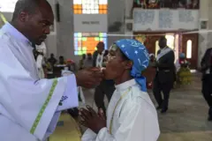 Fiel recebe a comunhão no Quênia