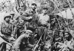 Imagem em preto e branco mostra vários homens armados.