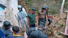 නාය ගිය ස්ථානයක සිටින සහන කණ්ඩායම් 