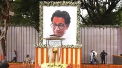 बाळासाहेब ठाकरेंच्या स्मृतिस्थळावर शिंदे-ठाकरे गटात घोषणाबाजी