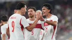 Türkiye takımı gol sonrası seviniyor.