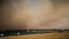 شاطئ بجزيرة رودس مغطى بدخان الحرائق