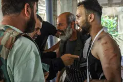 رجل درزي أصيب في جولات القتال الأخيرة، محاط بأصدقائه وأفراد عائلته بعد انسحاب القوات الحكومية من مدينة السويداء جنوب سوريا في 17 يوليو/تموز 2025.