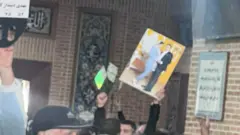 تصویر زوجی جوان در بهشت‌ زهرا، ۲۱ دی