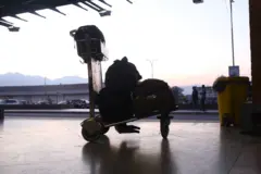 त्रिभुवन अन्तर्राष्ट्रिय विमानस्थलमा विदेश जाँदै नेपाली