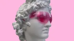 Escultura del dios Apolo Belvedere, que lleva unas gafas HoloLens transparentes de color rosa y utiliza realidad virtual con realidad aumentada sobre un fondo rosa.