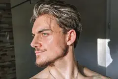 O jovem Marvin, de perfil, com a mandíbula definida, cabelos ondulados e alguns pelos faciais