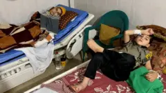 راما زقوت (چپ تصویر) در حمله هوایی اسرائيل زخمی شد و چندین عضو از خانواده‌اش را نیز از دست داد.