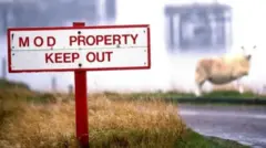 "பாதுகாப்பு அமைச்சகத்தின் சொத்து. உள் செல்லாதே" என்று இந்த புகைப்படம் கூறுகிறது 