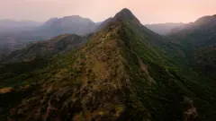 இந்தியாவின் ஆரவல்லி மலைத்தொடர் ஏன் போராட்டங்களின் மையமாக மாறியுள்ளது?