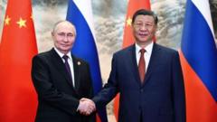 北京で会談したプーチン大統領（左）と習主席