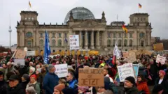 独連邦議会前に集まった抗議者たち