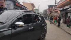 रूपन्देही जिल्ला अदालत जाँदै लामिछाने