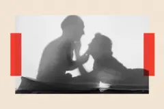 Una silueta de una pareja romántica.