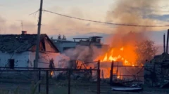 Una casa en llamas en la región de Kursk.