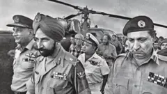 ১৯৭১ সালের ১৬ই ডিসেম্বর ভারতীয় সেনা কর্মকর্তা জেনারেল অরোরাকে স্বাগত জানাচ্ছেন পূর্ব পাকিস্তানের সেনা কমান্ডার জেনারেল নিয়াজী