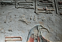 எகிப்தில் மன்னர் பள்ளத்தாக்கில் கிரேக்கத்துக்கு மேலே தமிழை பொறித்த 'சிகை கொற்றன்' யார்?