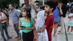 Kitelepített emberek a Parque Central városfejlesztési komplexumnál várakoznak, miután egy 7,2-es erősségű földrengés rázta meg Venezuelát és a Karib-térség más részeit 2026. június 24-én Caracasban, Venezuelában.”
