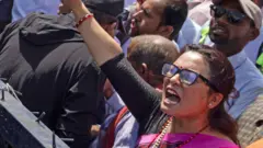 शिक्षक आन्दोलनमा सहभागी एक महिला 