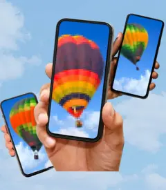 Un montage d'une main tenant un téléphone portable. 