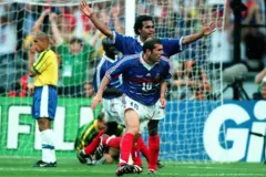 Zinédine Zidane comemora o primeiro gol contra o Brasil, na final da Copa do Mundo de 1998, na França