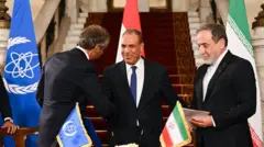 عباس عراقچی، وزیر خارجه ایران و رافائل گروسی، مدیرکل آژانس بین‌المللی انرژی اتمی پس از امضای شیوه‌نامه همکاری تازه ایران و آژانس در قاهره