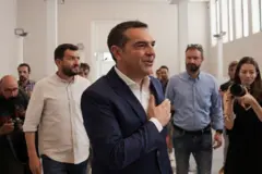 Çipras, partisinin liderliğinden Nazım Hikmet’in dizesiyle istifa etti