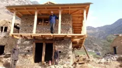  बन्दै गरेको ग्रामीण शैलीको ढुङ्गा र काठको घर