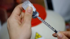 As mãos de uma enfermeira preparam uma aplicação de Botox. Ao fundo, aparecem um frasco maior e, desfocada, uma placa de advertência para material tóxico