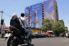لافتة في ساحة ونك بطهران تجمع بين رمزية دينية وصواريخ إيرانية، في وقت قالت وزارة الخارجية الإيرانية إن الضربات الأمريكية الأخيرة أضرت بالجهود الدبلوماسية الرامية إلى إنهاء الحرب.