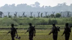 ২০২৬ সালের ৩ জুন তোলা এই ছবিতে বেনাপোলে বাংলাদেশ ও ভারতের মধ্যবর্তী বেনাপোল-পেট্রাপোল সীমান্ত ক্রসিংয়ের কাছে বর্ডার গার্ড বাংলাদেশ (বিজিবি) সদস্যদের টহল দিতে দেখা যাচ্ছে।