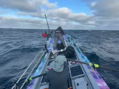 Dois dos irmãos estão remando no barco estreito que os levou através do Pacífico.