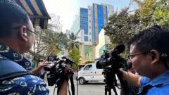 আয়কর বিভাগের হানা চলাকালীন বিবিসির মুম্বাই দপ্তরের সামনে সংবাদকর্মীরা