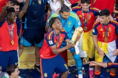 Lamine Yamal levantando a taça
