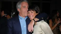 Jeffrey Epstein junto a Ghislaine Maxwell