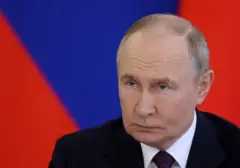 Vladimir Poutine en train de regarder hors champ