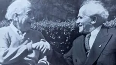 Albert Einstein y David Ben-Gurión dándose la mano en Princeton