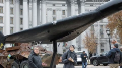 Pessoas observam destroços de um drone russo Geran-2.