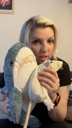 novinarka sa plisanim igrackama ajkulom i pacovom