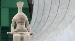 Estátua Justiça, em frente ao STF, pichada com a frase "Perdeu mané"