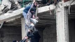 Afrin yakınlarında bir binadan bir çocuğun kurtarılma anı