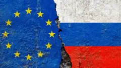 Stylizowany obraz niebieskiej flagi UE z żółtymi gwiazdami po lewej stronie i rosyjskiej flagi w kolorach białym, niebieskim i czerwonym po prawej stronie, z pęknięciem przebiegającym między nimi.