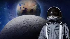 Коллаж: астронавт в космическом костюме виден по пояс с Луной на переднем плане, Землей на заднем плане