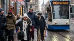 Gente caminando en la calle en una ciudad de Holanda