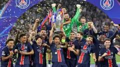 قائد باريس سان جيرمان ماركينوس يرفع لقب دوري أبطال أوروبا