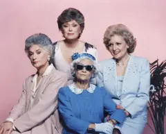 Bea Arthur como Dorothy Petrillo Zbornak, Rue McClanahan como Blanche Devereaux, Estelle Getty como Sophia Petrillo e Betty White como Rose Nylund, na série de TV 'Super Gatas'.