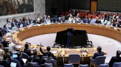 نمایندگان کشورهای عضو شورای امنیت سازمان ملل نشسته در پشت میز گرد محل جلسات شورا